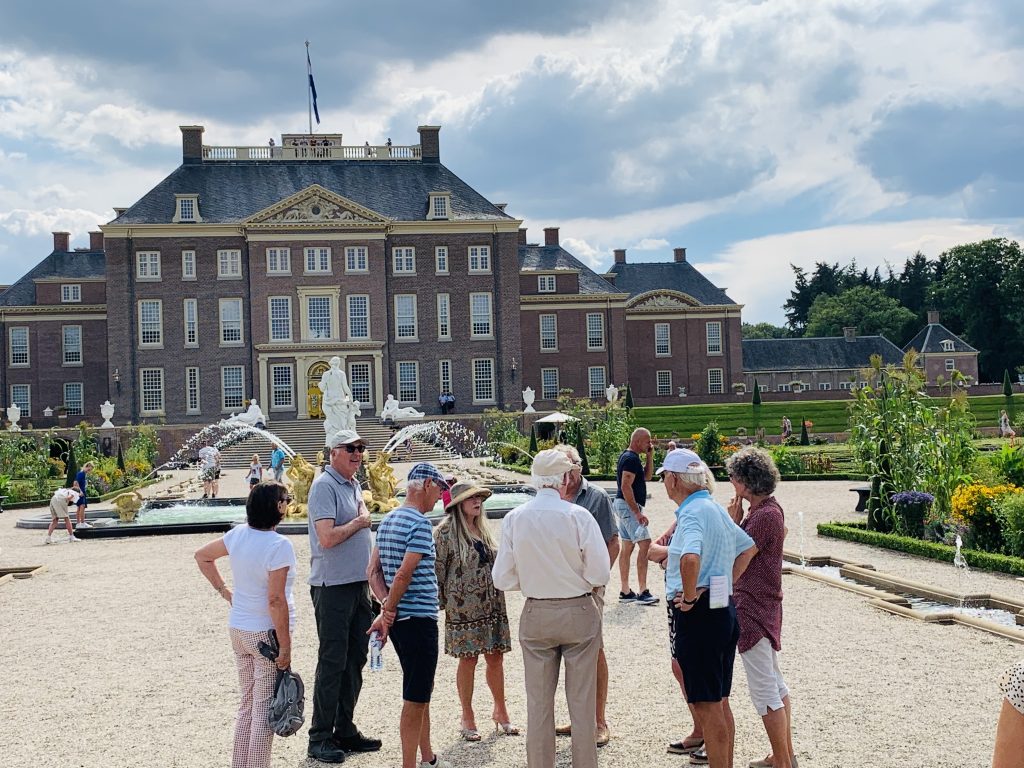 Apeldoorn-paleis-het-Loo-EF-dagtocht-senioren-uitje-bedrijfsuitje-familiedag-21-1-scaled.jpg