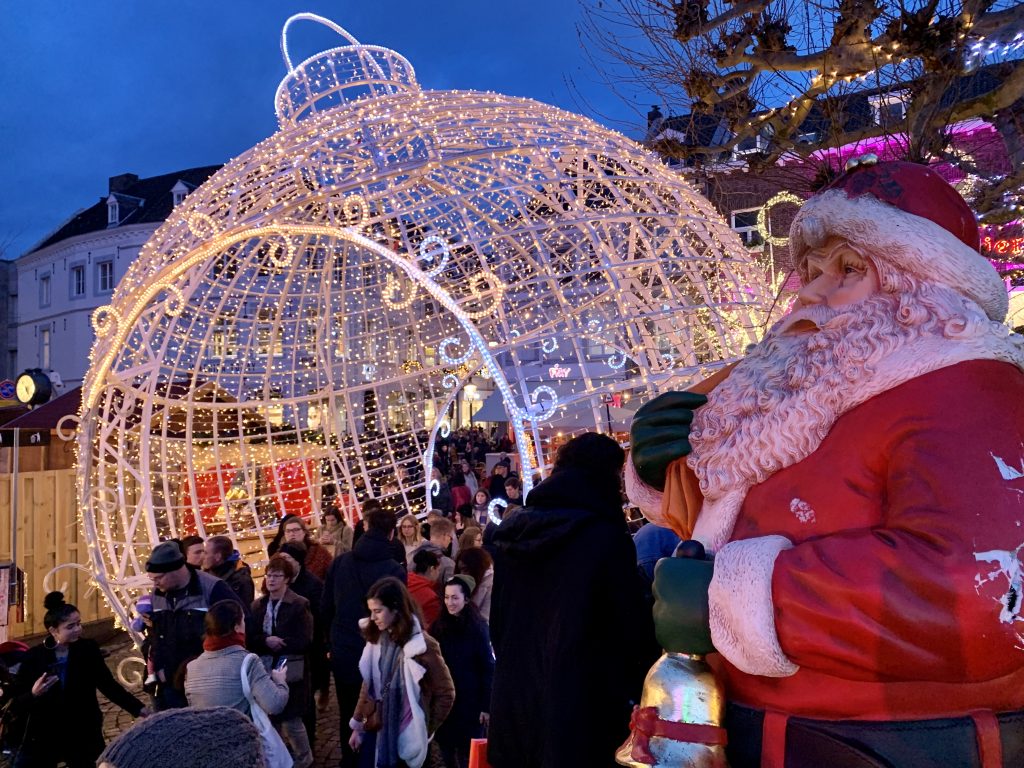 Maastricht-kerstmarkt-ef-dagtocht-bedrijfsuitje-senioren-magisch-6-scaled.jpg