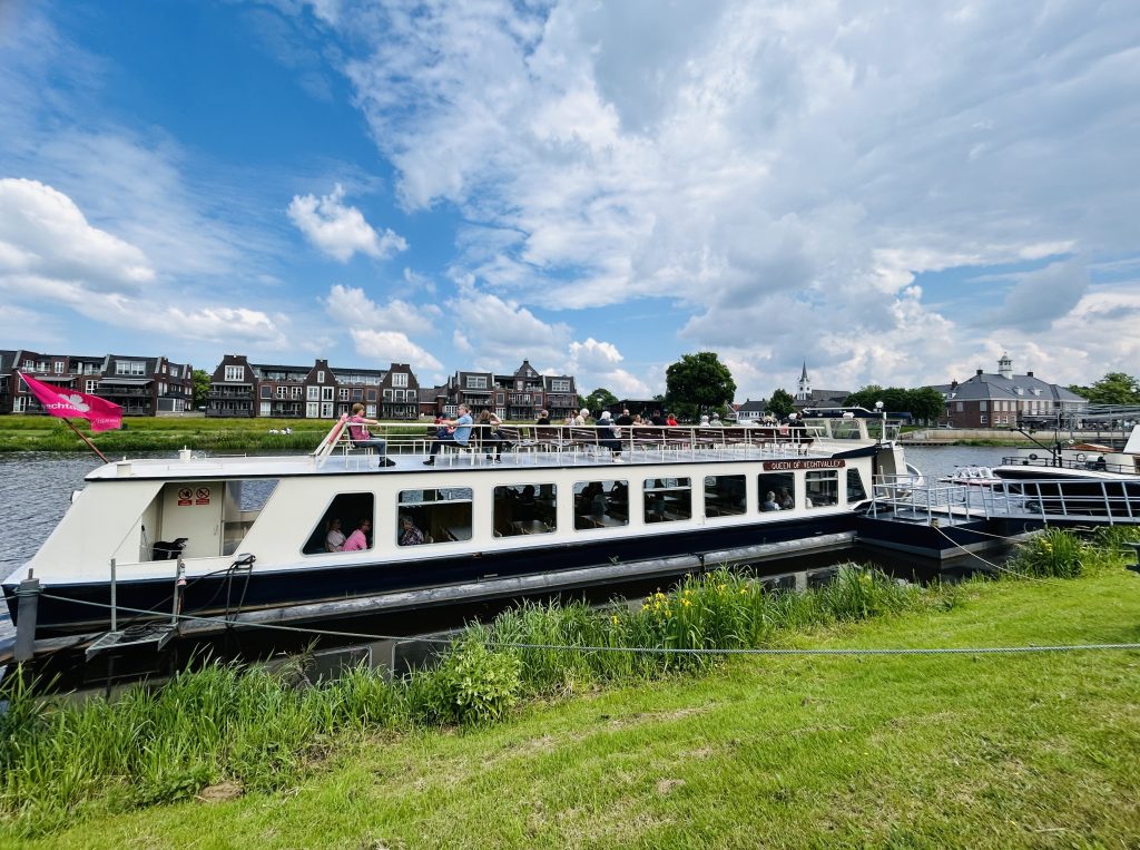 Voordat u weer in de bus stapt, krijgt u nog een lekker kopje koffie of thee ter afsluiting. Eventuele toeslag voor een plakje cake is € 2,50 p.p.