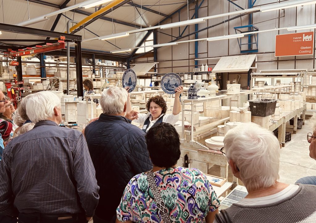 Delft-Porceleyne-Fles-Royal-Delft-experience-EF-dagtocht-senioren-rondleiding-aardewerk-16-scaled.jpg