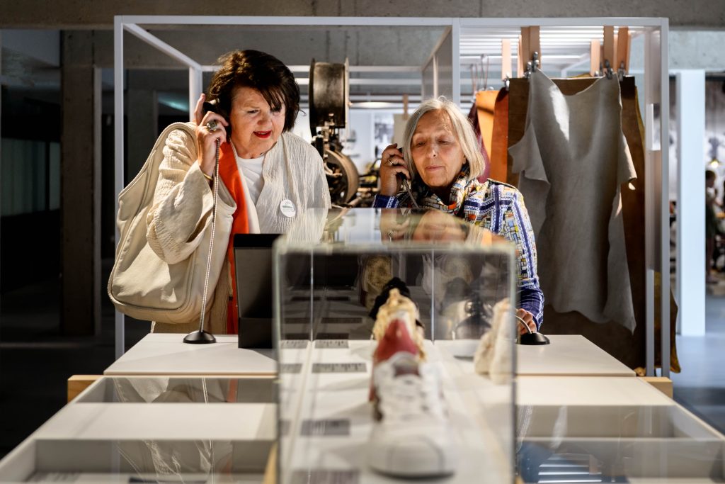 "In het Schoenenkwartier ga je samen op ontdekkingstocht in de wereld van schoenen. Van stevige wandelschoen tot next-gen sneaker, je ontdekt het in dit interactieve museum, kenniscentrum en schoenenlab in één. Hier ruik je het leer, hoor je de machines draaien, zie en beleef je van dichtbij hoe schoenen worden bedacht en gemaakt en kun je zelf aan de slag." "In het Schoenenkwartier ga je samen op ontdekkingstocht in de wereld van schoenen. Van stevige wandelschoen tot next-gen sneaker, je ontdekt het in dit interactieve museum, kenniscentrum en schoenenlab in één. Hier ruik je het leer, hoor je de machines draaien, zie en beleef je van dichtbij hoe schoenen worden bedacht en gemaakt en kun je zelf aan de slag." Waalwijk-persfoto-©-Schoenenkwartier_fotografie-Mike-Bink-dagtocht-senioren-bedrijfsuitje-dagje-uit-